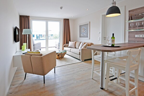 Apartment, Terrasse (incl. 50€ cleaning fee) | Wohnbereich | Flachbildfernseher