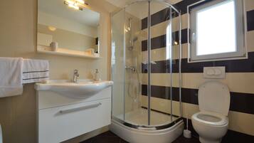 Huoneisto, 2 makuuhuonetta | Kylpyhuone | Suihku, ilmaiset hygieniatuotteet, hiustenkuivaaja, pyyhkeet