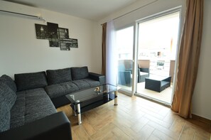 Apartment, 2 Schlafzimmer, Terrasse | Wohnbereich | Flachbildfernseher