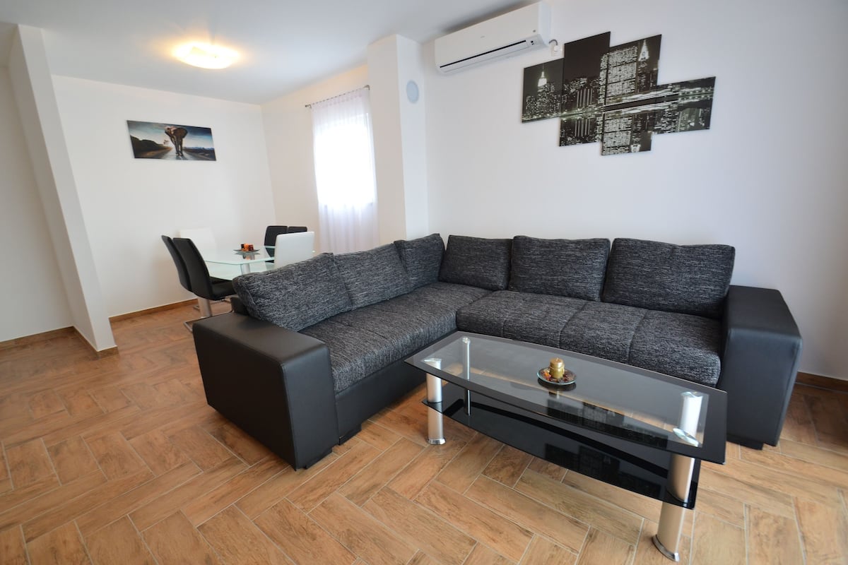 Appartement, 2 chambres, terrasse | Aire de séjour | Téléviseur à écran plat