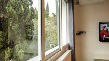 Design Apartment, 3 Bedrooms, Non Smoking, Hill View | Garden view