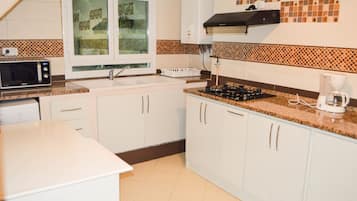Design Apartment, 3 Bedrooms, Non Smoking, Hill View | Private kitchen | Fridge, microwave, oven, stovetop