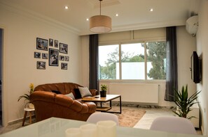 Apartamento design, 3 quartos, para não fumantes, vista para a colina | Área de estar | TV de tela plana 49 polegadas com canais a cabo, TV