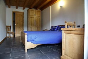 Habitación doble, 1 cama Queen size, para no fumadores | Escritorio y ropa de cama