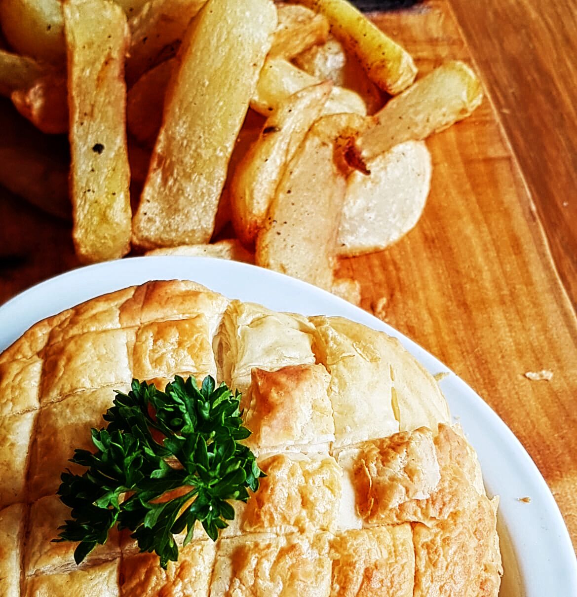 Un plato de comida con un pastel y papas fritas.