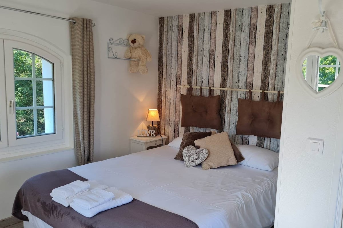 Romantic Double Room | Peralatan tempat tidur premium, dihias secara berasingan