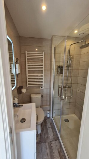 Kamar Double Romantis | Kamar mandi | Shower