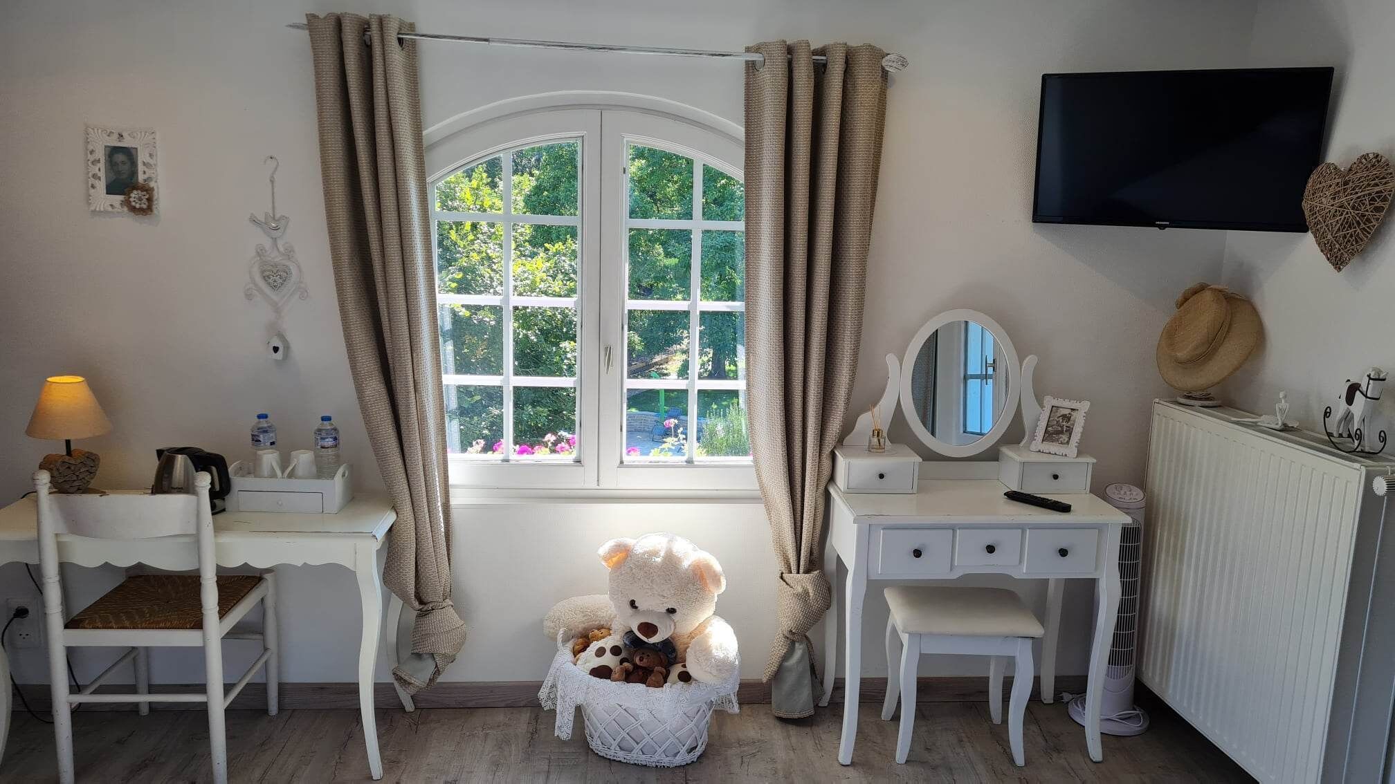 Phòng đôi phong cách lãng mạn | Bộ đồ giường cao cấp, trang trí khác biệt 