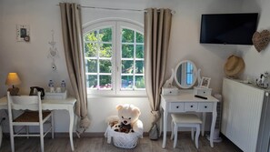 浪漫双人房 | 高档床上用品、特色装修、特色家居、婴儿�床