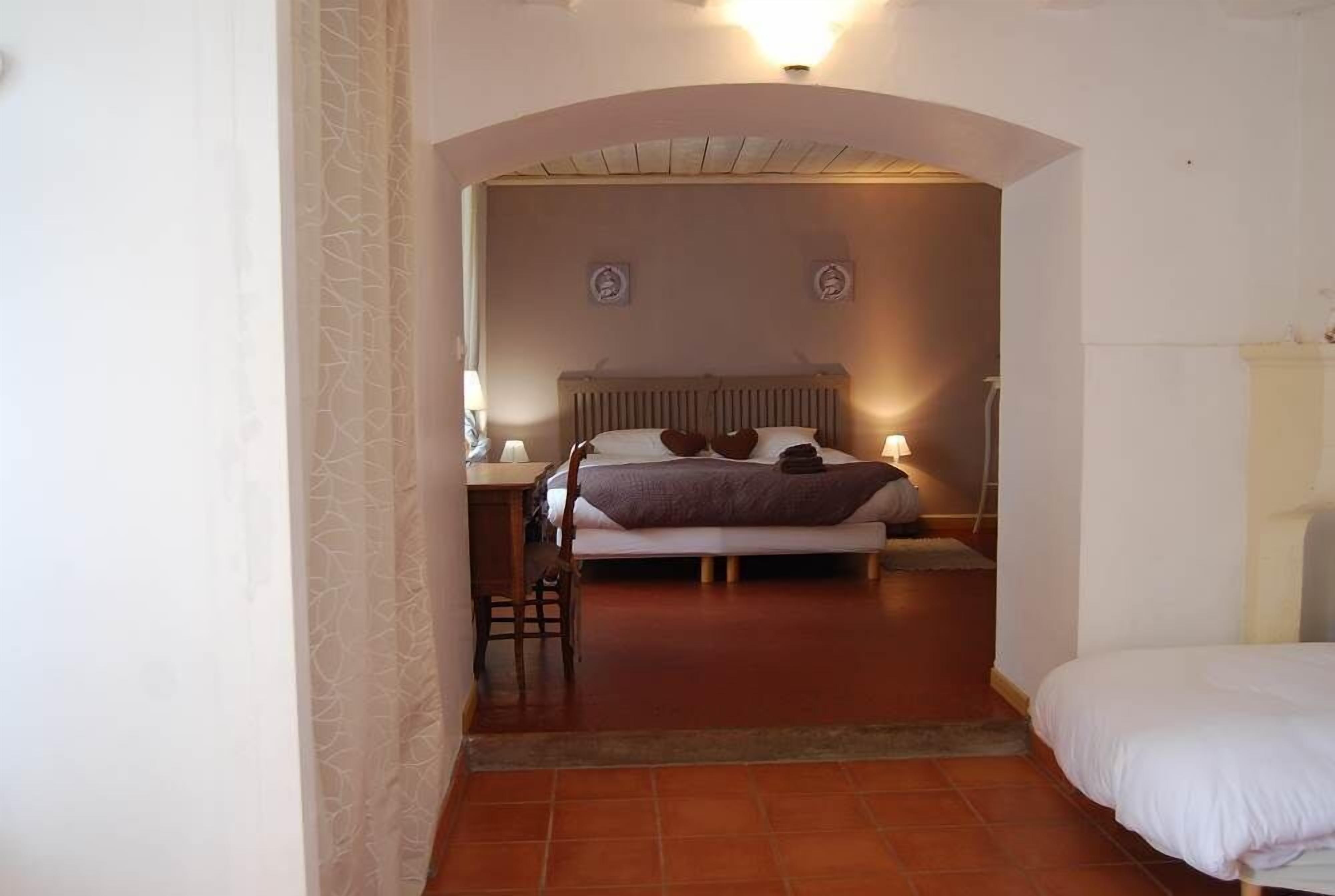 Une chambre à coucher avec un lit, un bureau et une chaise.