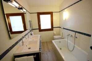 Villa, 5 Bedrooms | Bathroom | Jetted tub, rainfall showerhead, hair dryer, bidet - Villa Franca (San Teodoro)