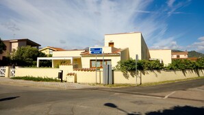 A building with a sign indicating directions to 'BUDONI' and 'OLIBIA'. - Villa Franca (San Teodoro)
