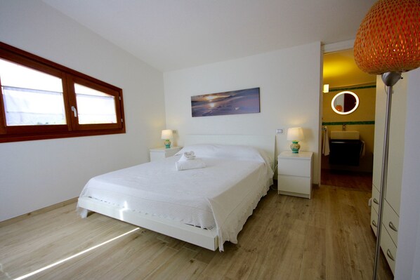 Villa, 5 Bedrooms | 5 bedrooms, individually decorated, individually furnished, desk - Villa Franca (San Teodoro)