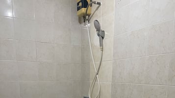 Un baño con inodoro, lavamanos y ducha.