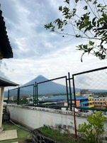 Un espacio al aire libre cercado con vista a una montaña distante.