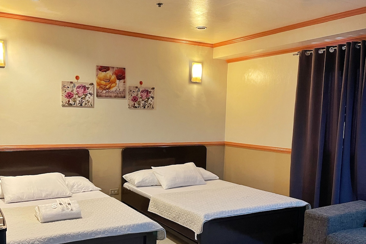 Family Suite with Bathtub | Desk, bed sheets