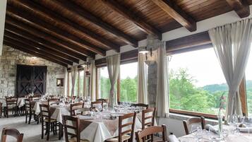 Breakfast, lunch, dinner served; Italian cuisine, garden views