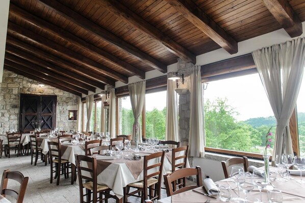 Breakfast, lunch, dinner served; Italian cuisine, garden views 