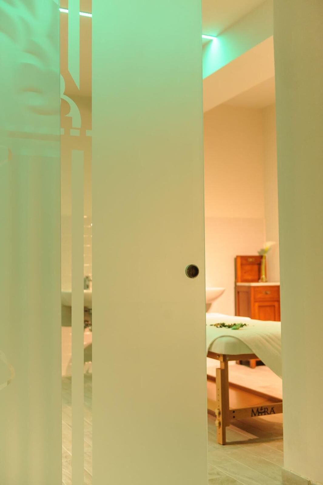 Una camera da letto con un letto, un comodino e una mensola a muro.