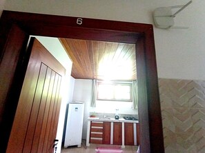 APT 06 | Cocina privada | Frigorífico, placa de cocina, tostadora y licuadora