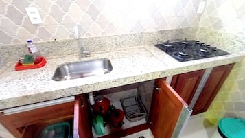 APT 09 | Private kitchen | Fridge, stovetop, toaster, blender