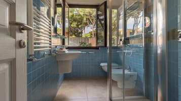 Biệt thự dành cho gia đình, 4 phòng ngủ (Villa) | Phòng tắm | Buồng tắm vòi sen, chậu vệ sinh/vòi rửa, khăn tắm