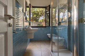 Family Villa, 4 Bedrooms (Villa) | Bathroom | Shower, bidet, towels
