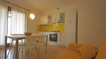 House, 2 Bedrooms | Private kitchenette | Fridge, oven, stovetop, cookware/dishes/utensils