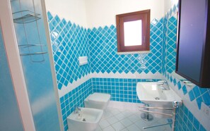 House, 1 Bedroom | Bathroom | Shower, bidet, towels