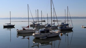 Un port de plaisance où sont amarrés plusieurs voiliers.