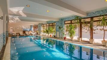 Innenpool, geöffnet von 12:00 Uhr bis 20:00 Uhr, Liegestühle