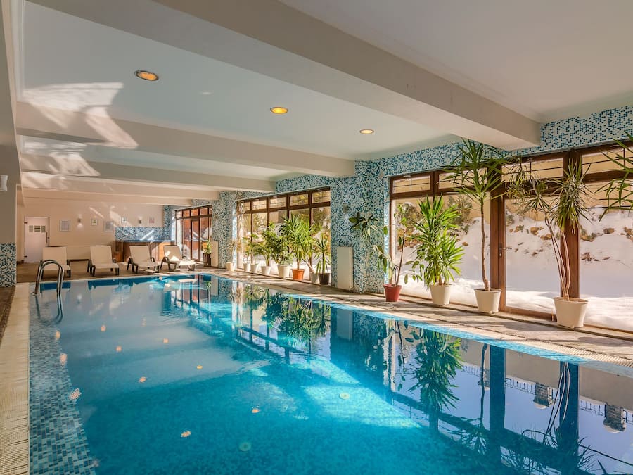 Innendørsbasseng og solsenger