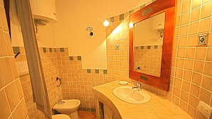 A bathroom with a toilet, bidet, and sink. - Casa Assumptha 1p (Olbia)