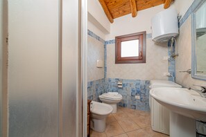 A bathroom with a toilet, bidet, and sink. - Casa Anna (San Teodoro)