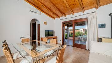 Departamento, 2 habitaciones | Área de sala de estar | Televisión de pantalla plana