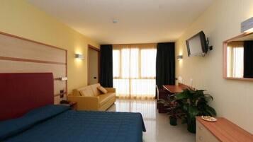 Zimmersafe, Verdunkelungsvorhänge, kostenloses WLAN, Bettwäsche