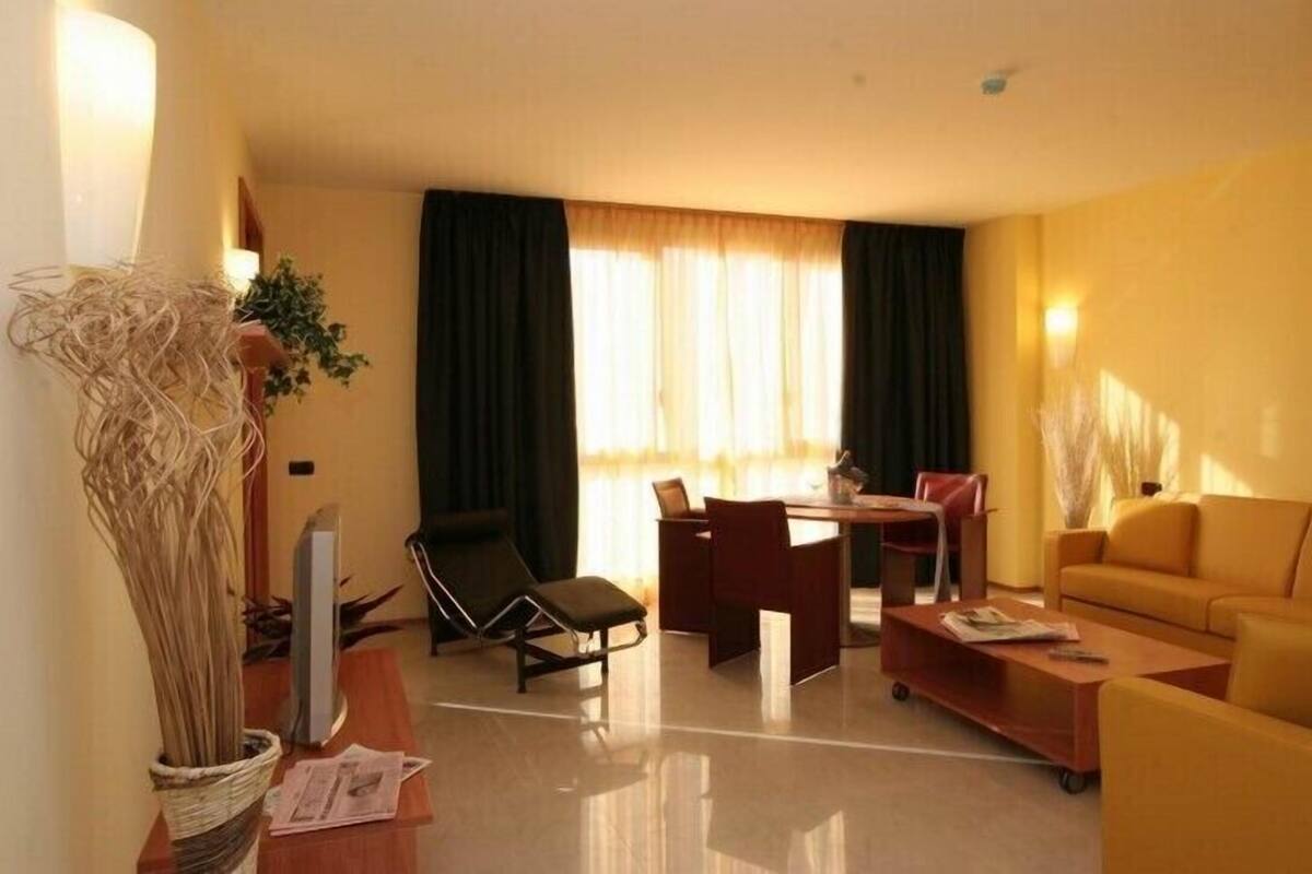 In-room safe, blackout drapes, WiFi (free), bed sheets