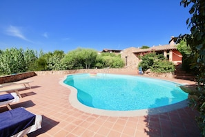 Outdoor pool, pool loungers - Villa Ginepro (San Teodoro)