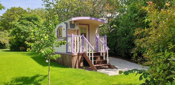 Roulotte | Garden view - Les Insolites de la Pouillyzotte (Pouilly-sur-Loire)