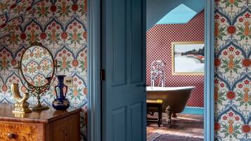 Suite (Victoriana) | Bathroom | Free toiletries, hair dryer, slippers, towels