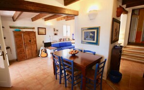 Villa | Essbereich im Zimmer