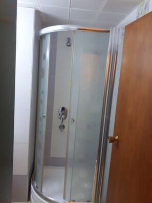 Regadera, amenidades de baño gratuitas, secadora de cabello, toallas 