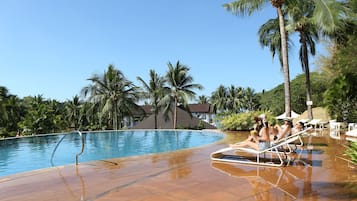 3 piscines extérieures, parasols de plage, chaises longues