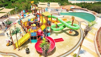 3 buitenzwembaden, parasols bij het zwembad en ligstoelen