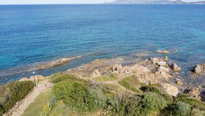 A coastal landscape with rocky terrain and a clear view of the sea. - Casa Athena (Olbia)
