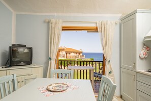 Maison, 1 chambre, vue sur la mer | Cuisine privée | R éfrigérateur grande capacité avec congélateur, surface de cuisson