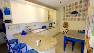 Vila | Cozinha privada | Geladeira grande, micro-ondas, cooktop, lava-louças
