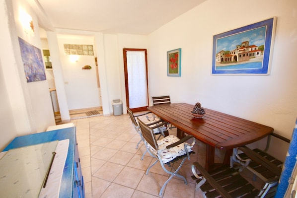 Maison, 2 chambres | Restauration dans la chambre