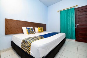 Standard Double Room | WiFi (free), bed sheets - SPOT ON 2171 Griya Sakura Syariah (Colomadu)