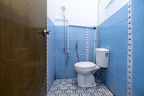 Bathroom - SPOT ON 2171 Griya Sakura Syariah (Colomadu)